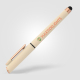 Stylo beige avec marquage quadri visible sur le corps. Stylo beige avec marquage quadri visible sur le corps.