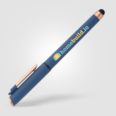 Stylo bleu marine avec marquage quadri visible sur le corps. Stylo bleu marine avec marquage quadri visible sur le corps.