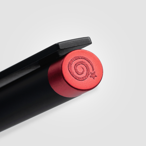 Zoom sur la finition du clip en coloris rouge Zoom sur la finition du clip en coloris rouge