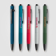 Stylos Saga de coloris variés présentés avec marquage quadri visible sur le corps. Stylos Saga de coloris variés présentés avec marquage quadri visible sur le corps.