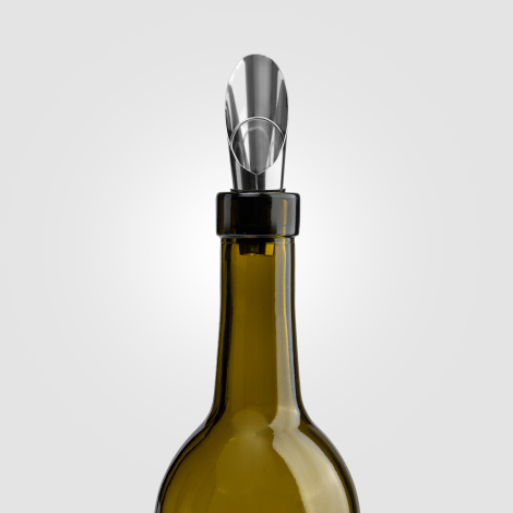 Bec verseur inséré dans le goulot d’une bouteille, sans marquage visible. Bec verseur inséré dans le goulot d’une bouteille, sans marquage visible.