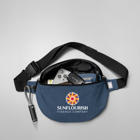 Sac banane bleue ouverte avec marquage quadri sur la face avant. Sac banane bleue ouverte avec marquage quadri sur la face avant.