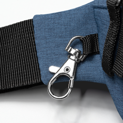 Détail de l’attache mousqueton du sac banane. Détail de l’attache mousqueton du sac banane.