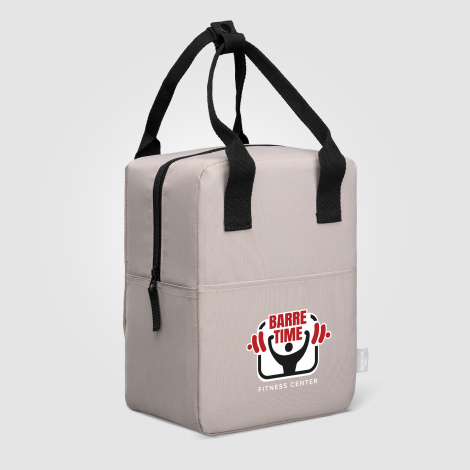 Sac isotherme beige vu de côté avec marquage visible à l’avant. Sac isotherme beige vu de côté avec marquage visible à l’avant.