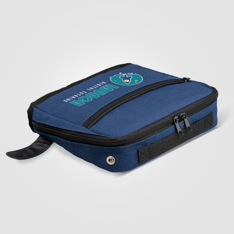 Trousse bleue couchée montrant son épaisseur avec marquage visible. Trousse bleue couchée montrant son épaisseur avec marquage visible.