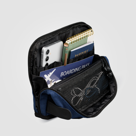 Trousse bleue ouverte montrant les rangements intérieurs. Trousse bleue ouverte montrant les rangements intérieurs.