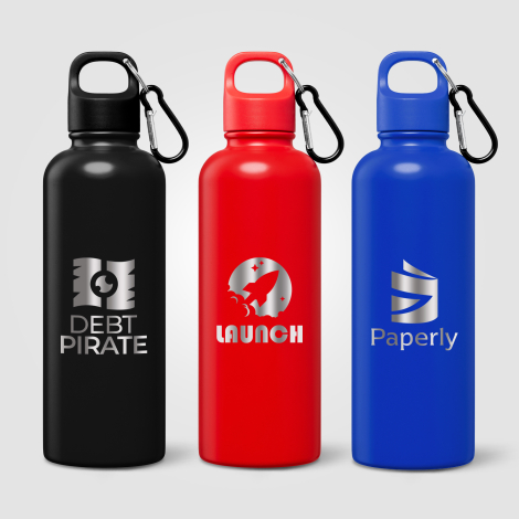 Trois bouteilles colorées présentées côte à côte avec marquage gravé effet laser Trois bouteilles colorées présentées côte à côte avec marquage gravé effet laser