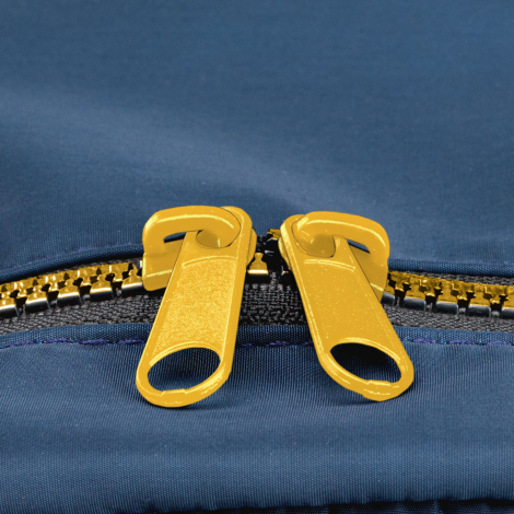 Détail de la fermeture zippée dorée du sac à dos promotionnel Détail de la fermeture zippée dorée du sac à dos promotionnel