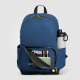 Sac à dos bleu avec poche avant ouverte et bouteille insérée dans la poche latérale Sac à dos bleu avec poche avant ouverte et bouteille insérée dans la poche latérale