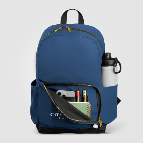 Sac à dos bleu avec poche avant ouverte et bouteille insérée dans la poche latérale Sac à dos bleu avec poche avant ouverte et bouteille insérée dans la poche latérale