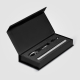 Coffret ouvert montrant les deux accessoires vin : tige refroidissante et verseur aérateur. Coffret ouvert montrant les deux accessoires vin : tige refroidissante et verseur aérateur.