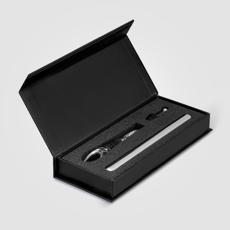 Coffret ouvert montrant les deux accessoires vin : tige refroidissante et verseur aérateur. Coffret ouvert montrant les deux accessoires vin : tige refroidissante et verseur aérateur.