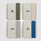 Quatre carnets personnalisables de couleurs différentes avec marquage visible sur la couverture. Quatre carnets personnalisables de couleurs différentes avec marquage visible sur la couverture.