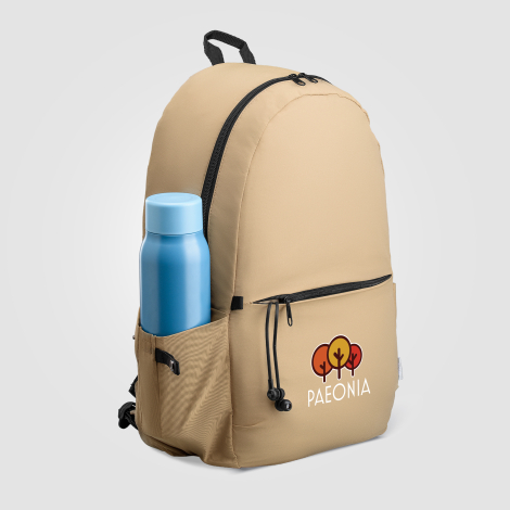Sac à dos marron publicitaire avec bouteille insérée sur le côté et marquage visible. Sac à dos marron publicitaire avec bouteille insérée sur le côté et marquage visible.