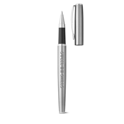 Vue rapprochée du roller en acier brossé avec marquage visible sur le corps, capuchon déposé à côté.