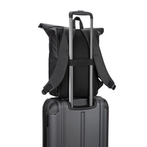 Vue du sac fixé sur la poignée télescopique d’une valise illustrant la bande de maintien au dos, sans personnalisation apparente