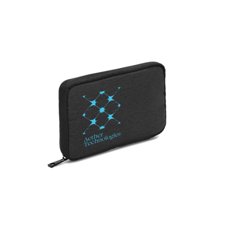 Trousse gris foncé vue de trois quarts avec marquage visible sur la face avant.