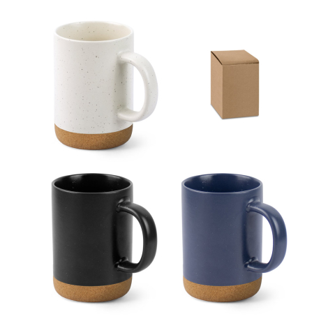 Vue d’ensemble présentant le mug décliné en plusieurs coloris — blanc, noir et bleu — accompagné de son emballage individuel en 