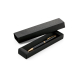 Stylo présenté dans un coffret rectangulaire assorti, sans marquage visible. Stylo présenté dans un coffret rectangulaire assorti, sans marquage visible.