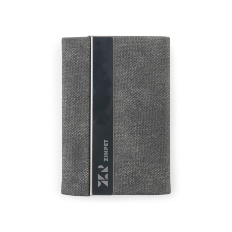 Porte-cartes en textile gris avec bande métallique verticale, marquage visible sur la partie métallique.