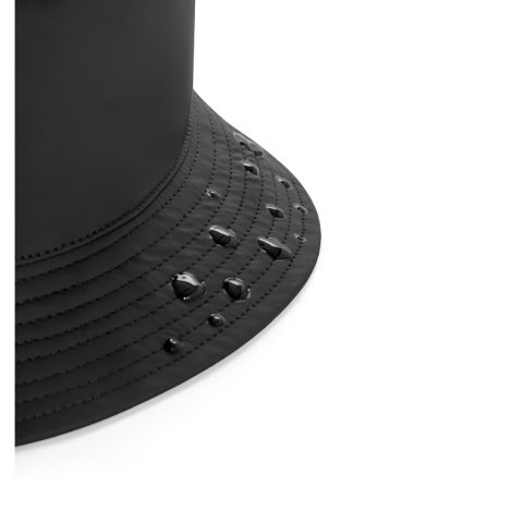 Détail du bord du bob noir soulignant la matière déperlante, sans marquage apparent.