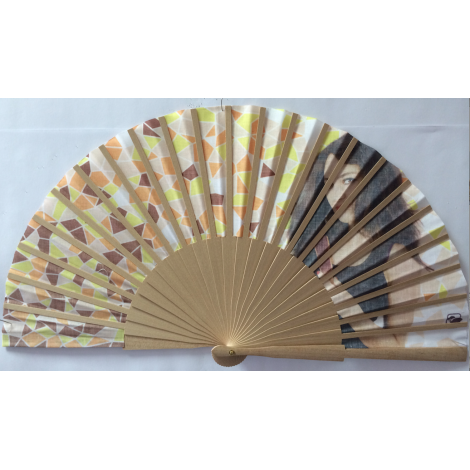 Verso de l'éventail montrant l'effet transparence de la toile qui laisse voir le motif déposé au recto. 