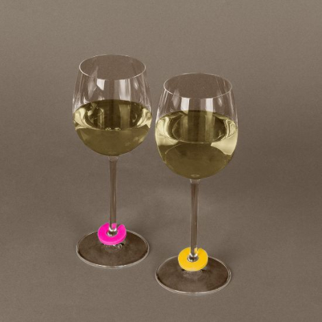 Deux verres à pied contenant une boisson claire, chacun orné d’un anneau coloré à la base du pied. Sans marquage visible.