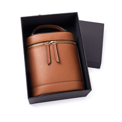 Sac à main camel présenté dans une boîte cadeau noire, mettant en évidence la possibilité de personnalisation sur l’emballage, s