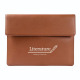 Porte-documents en PU camel présenté de face avec une finition douce, affichant un marquage visible sur la surface avant. Porte-documents en PU camel présenté de face avec une finition douce, affichant un marquage visible sur la surface avant.