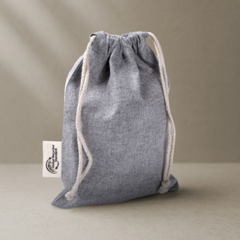 Vue de trois quarts du sac à cordon posé sur fond uni. Sans marquage apparent.