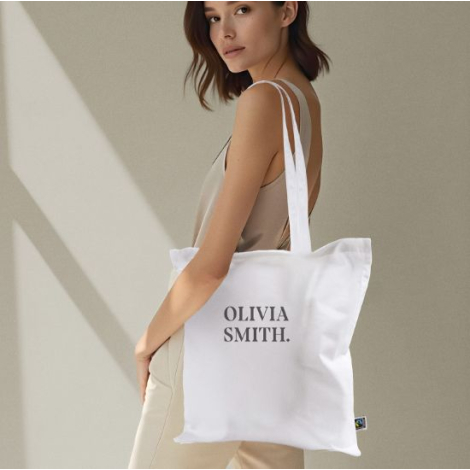 Sac blanc porté à l’épaule par une femme, montrant la surface de marquage au dos. Avec marquage visible.