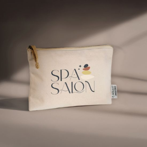 Trousse beige présentée sur fond uni, avec étiquette latérale en coton et un marquage visible sur la face avant.