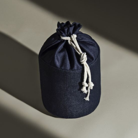 Vue arrière de la trousse cylindrique en denim bleu fermée par un cordon écru noué, non personnalisée.
