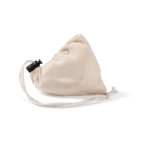 Vue rapprochée du sac replié dans sa pochette beige fermée par un cordon, non personnalisée.