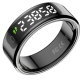 Bague connectée circulaire en métal sombre avec affichage numérique intégré sur la surface extérieure, présentée en gros plan po