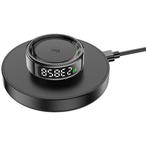 Vue rapprochée de la bague posée sur un socle de chargement magnétique rond, l’écran affichant des données d’activité pendant la