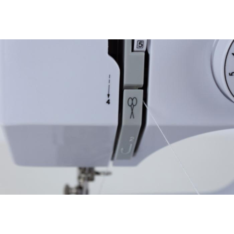 Vue rapprochée de la partie supérieure de la machine à coudre montrant la zone du fil, le guide-fil, la molette d’ajustement et 