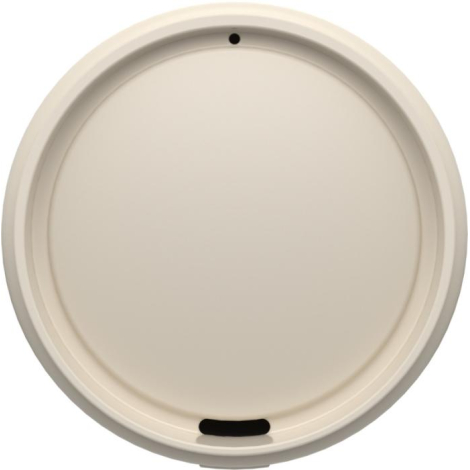 Vue rapprochée d’un couvercle rond de gobelet, de couleur claire, posé à plat. On distingue l’orifice de ventilation et l’ouvert