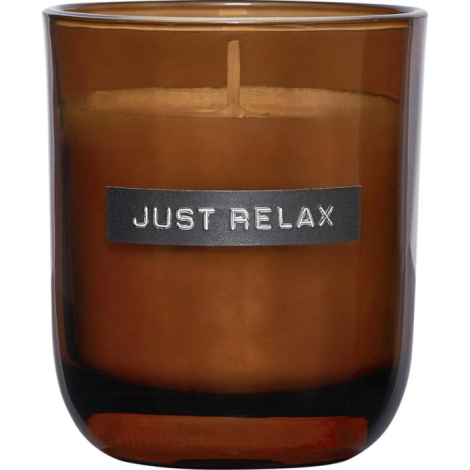 Bougie parfumée dans un verre teinté brun légèrement arrondi vers la base, avec mèche centrée visible. La surface avant du conte