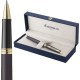 Coffret cadeau Waterman bleu foncé ouvert, garni d’un intérieur en velours clair, présentant un stylo roller posé horizontalemen
