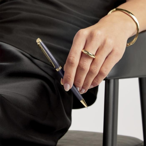 Gros plan sur une main tenant un stylo bille Waterman élancé à finition laquée métallique, montrant la prise en main, la silhoue