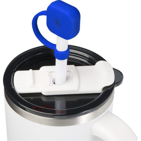 Gros plan du capuchon monté sur une paille dans un couvercle de gobelet, sans marquage apparent.