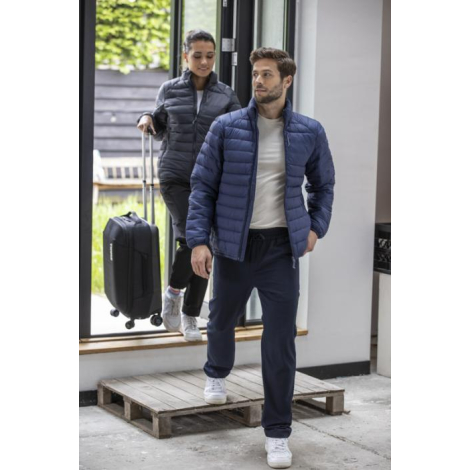 Scène intérieure montrant un homme et une femme portant chacun une doudoune matelassée ; le modèle homme en version bleue avec m