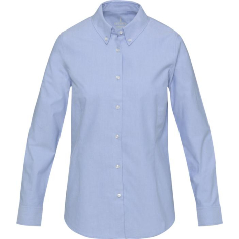 Chemise oxford bleu clair pour femme présentée de face, col boutonné et manches longues, sans personnalisation apparente ; visue