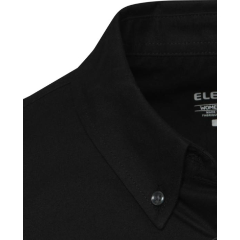 Gros plan sur le col d’une chemise noire, mettant en évidence la texture oxford et les boutons, sans marquage visible ; image is