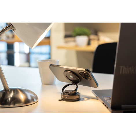 Support magnétique Terra utilisé sur un bureau, fixé horizontalement au dos d’un smartphone, maintenant l’appareil grâce à l’adh