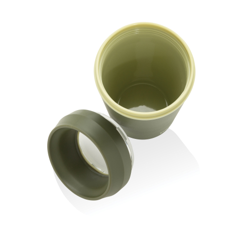 Mug Topl ouvert dévoilant l’intérieur lisse et le système du couvercle conçu pour une fermeture sécurisée, large ouverture facil