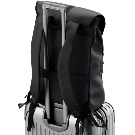 Vue arrière du sac fixé sur la poignée télescopique d’une valise, avec bretelles rembourrées et bande de maintien, sans personna