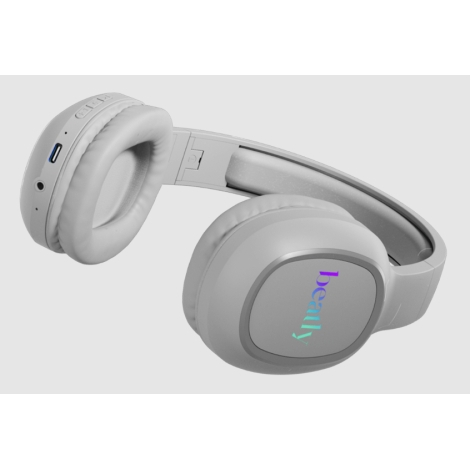 Vue de trois quarts d’un casque gris clair déplié, mettant en avant l’arceau réglable, les coussinets rembourrés et un marquage 