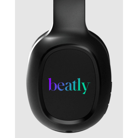 Vue rapprochée d’une oreillette noire en gros plan, avec surface lisse et marquage bien visible.